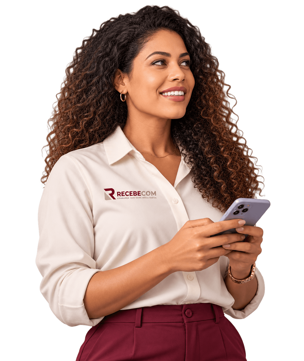 Colaboradora da Recebecom com o celular na mão.